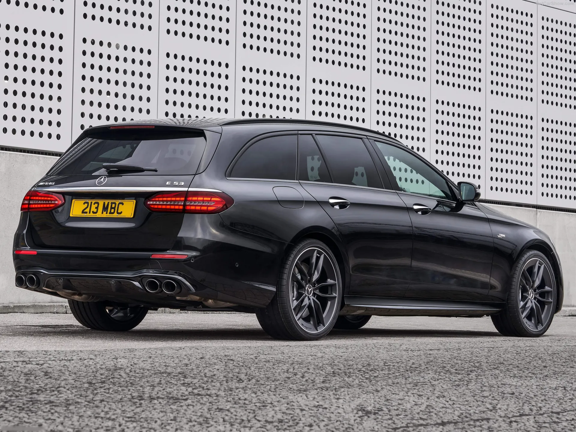 Mercedes-Benz E53 AMG Estate (2021) – zadní tříčtvrteční pohled