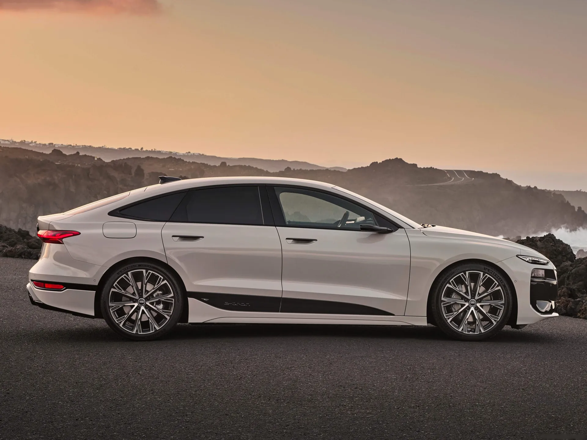Audi A6 Sportback e-tron (2025) – boční profil