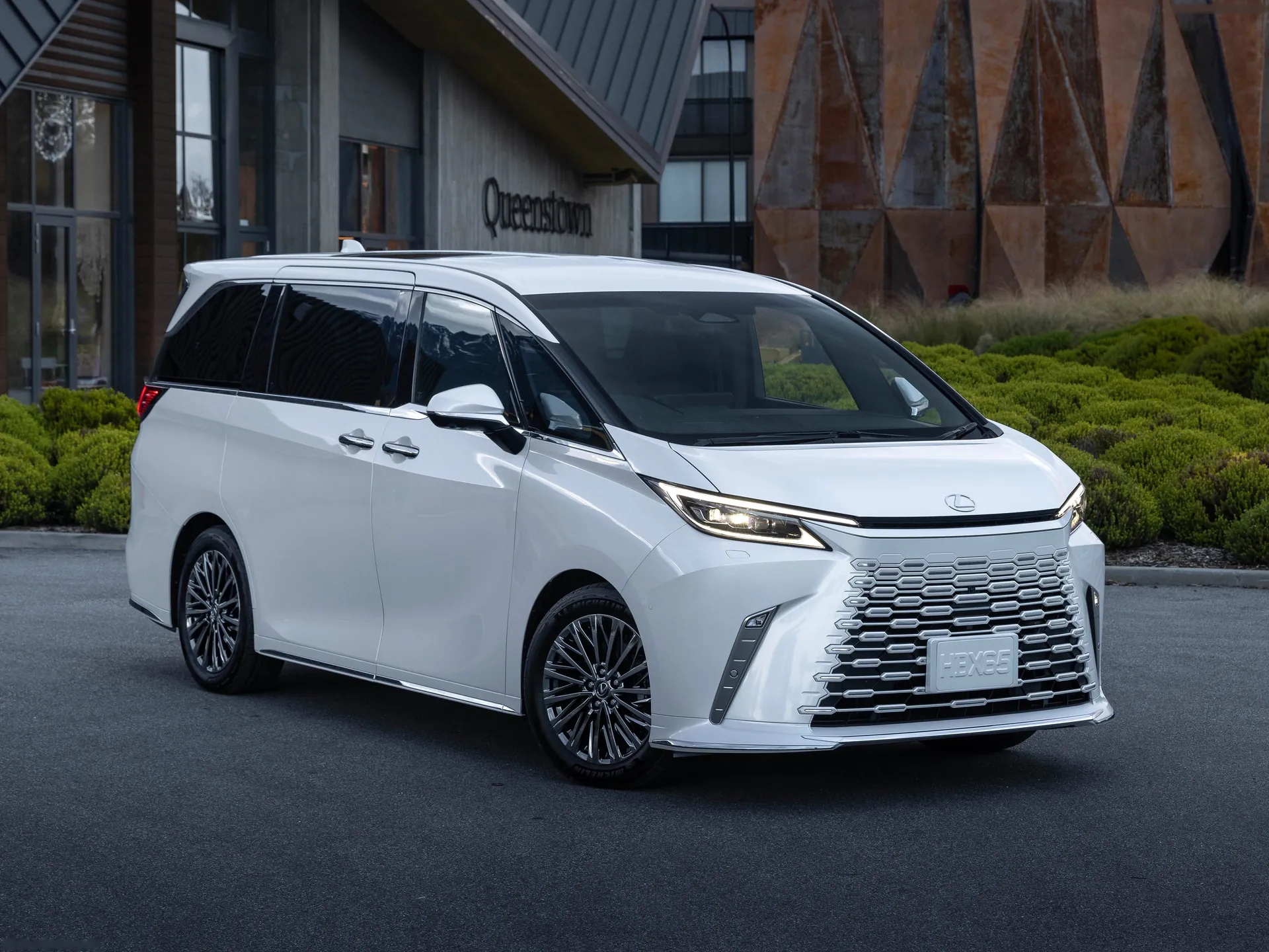 Lexus LM (2024)