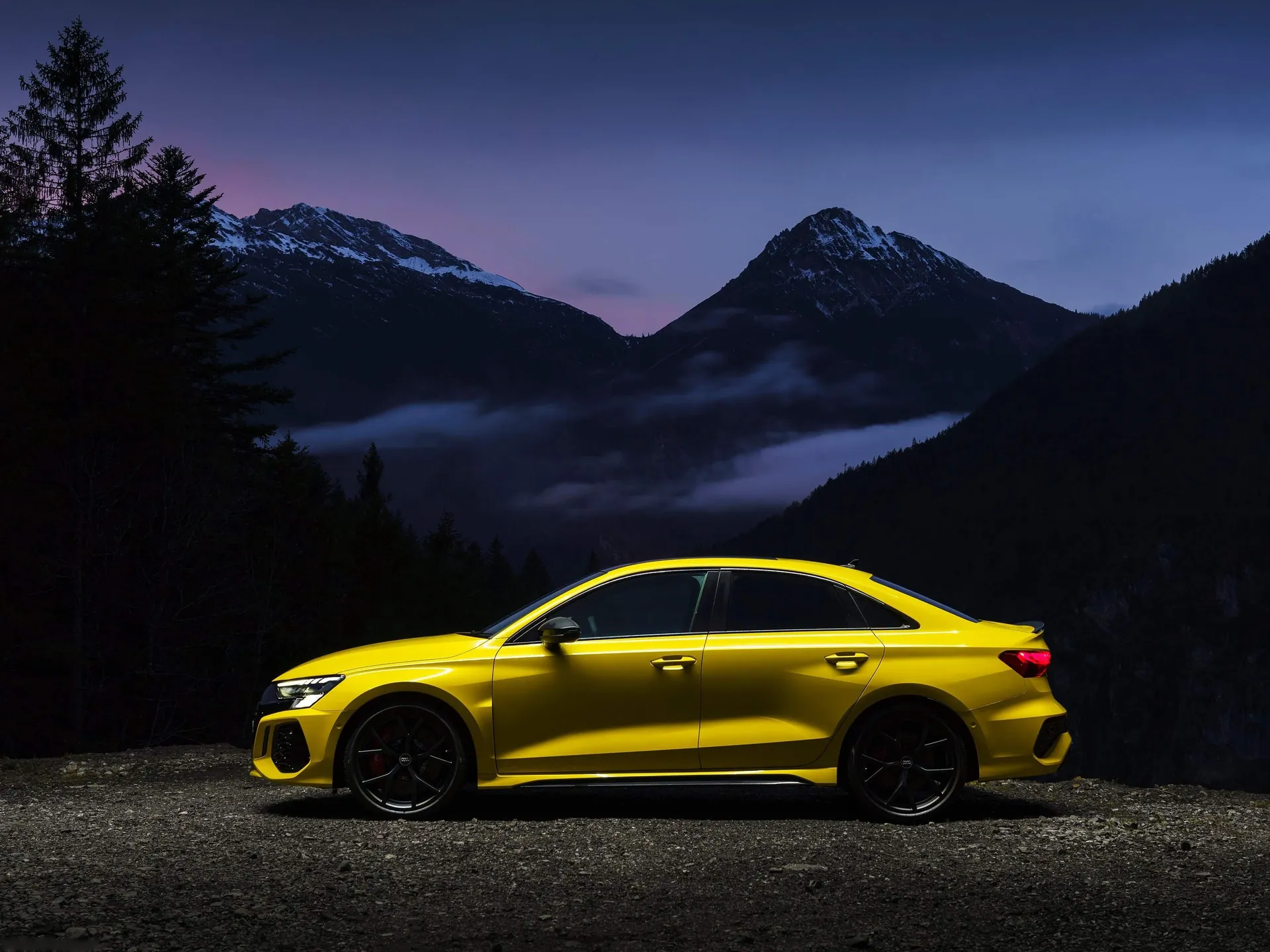 Audi RS3 Saloon [UK] (2022) – boční profil