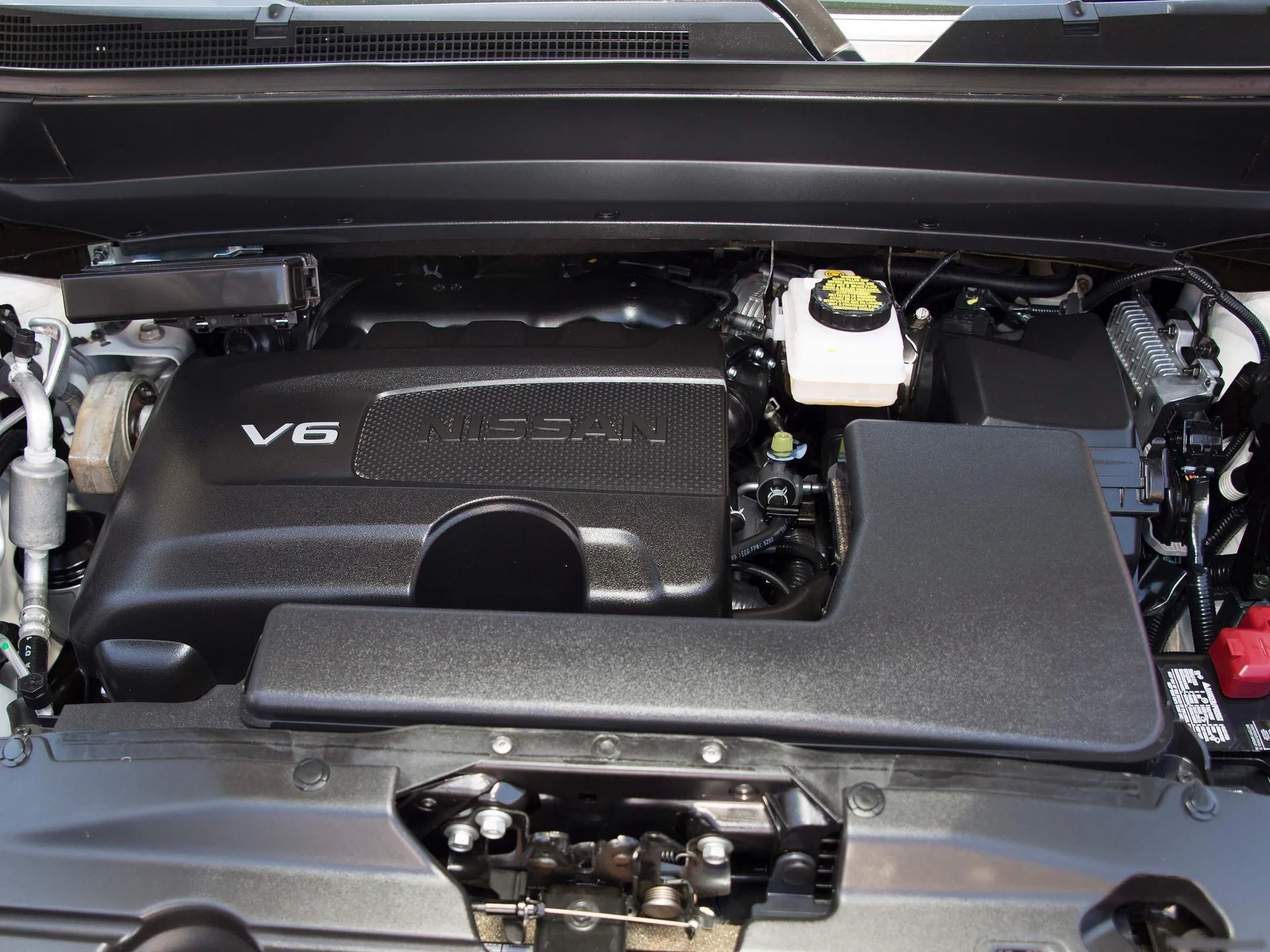 Nissan Pathfinder (2017) – motorový prostor