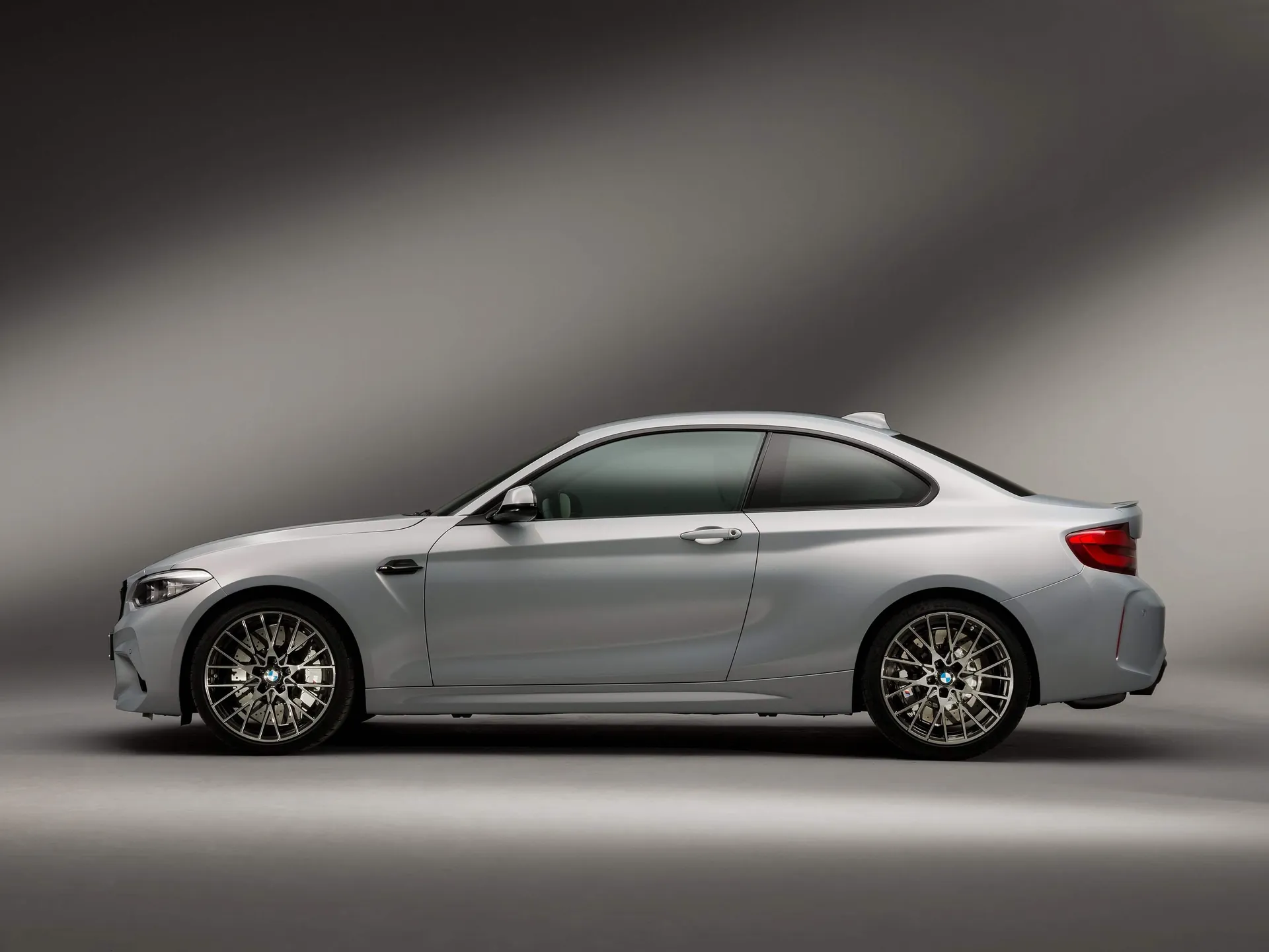 BMW M2 Competition (2019) – boční profil