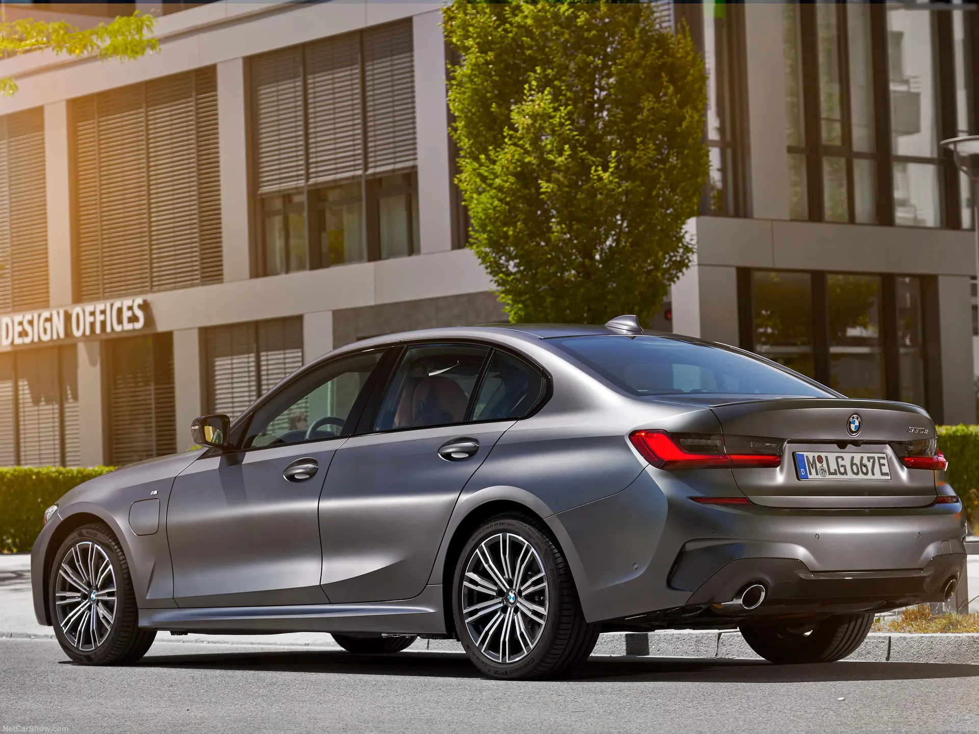 BMW 330e Sedan (2019) – zadní tříčtvrteční pohled