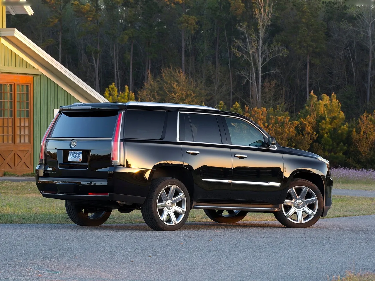 Cadillac Escalade (2015) – zadní tříčtvrteční pohled