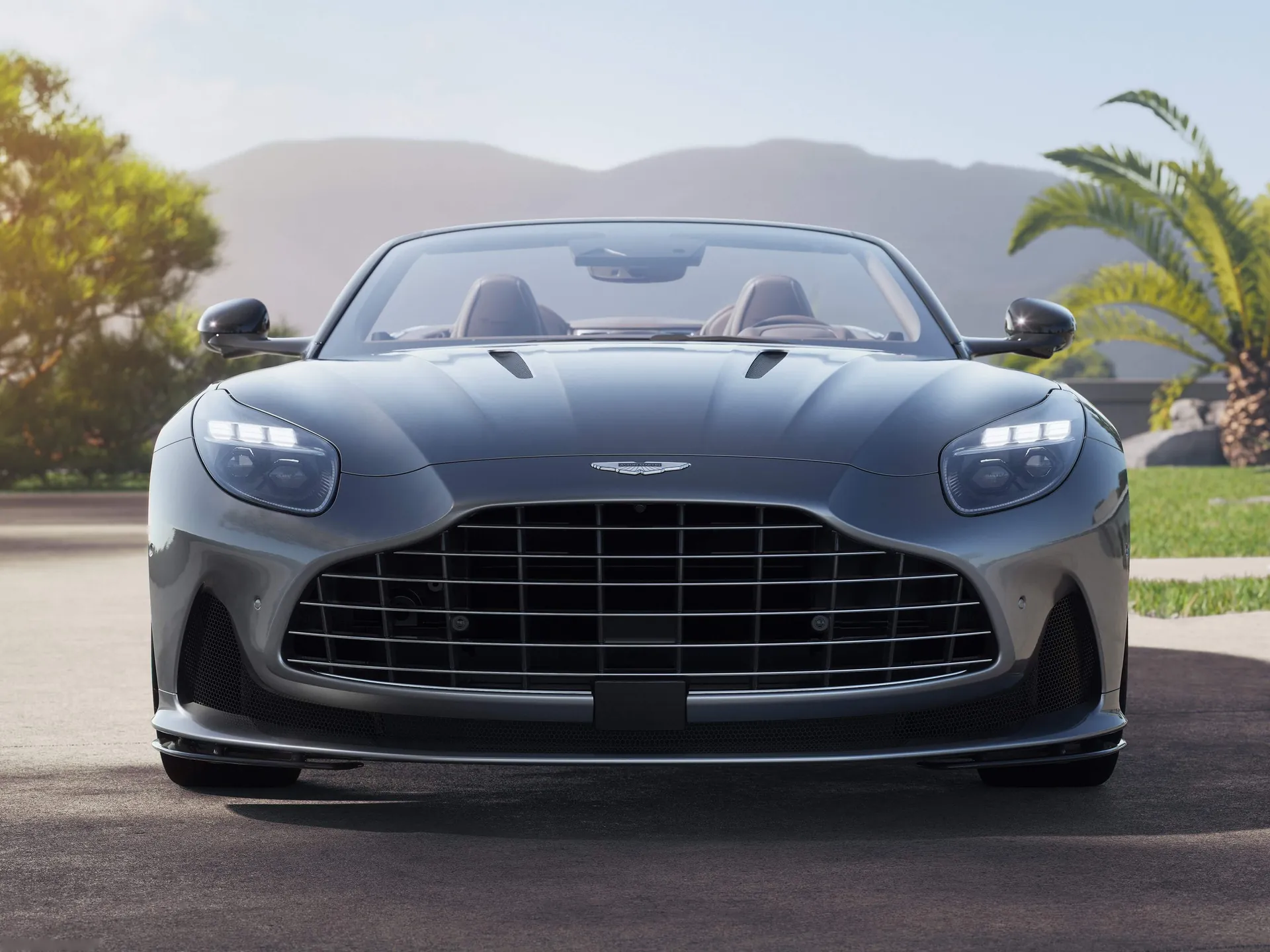 Aston Martin DB12 Volante (2024) – zepředu