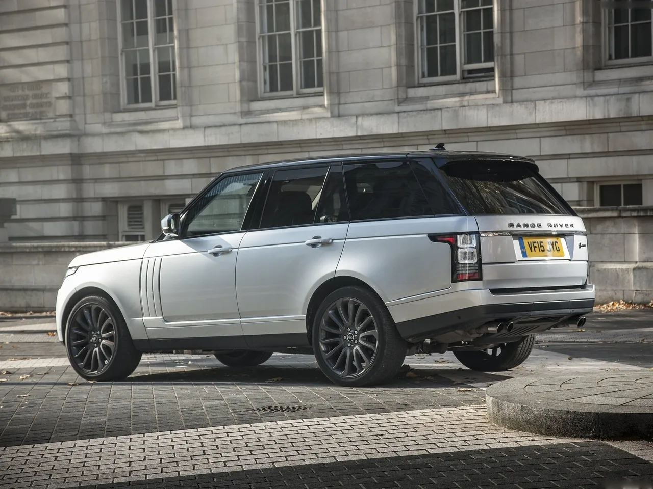 Land Rover Range Rover SV Autobiography (2016) - Rear Three-Quarter