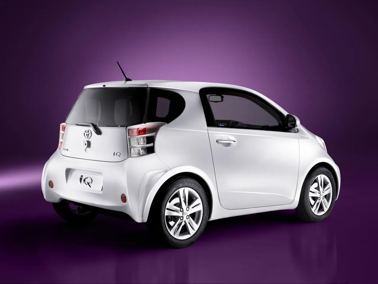 Toyota iQ (2009) – zadní tříčtvrteční pohled