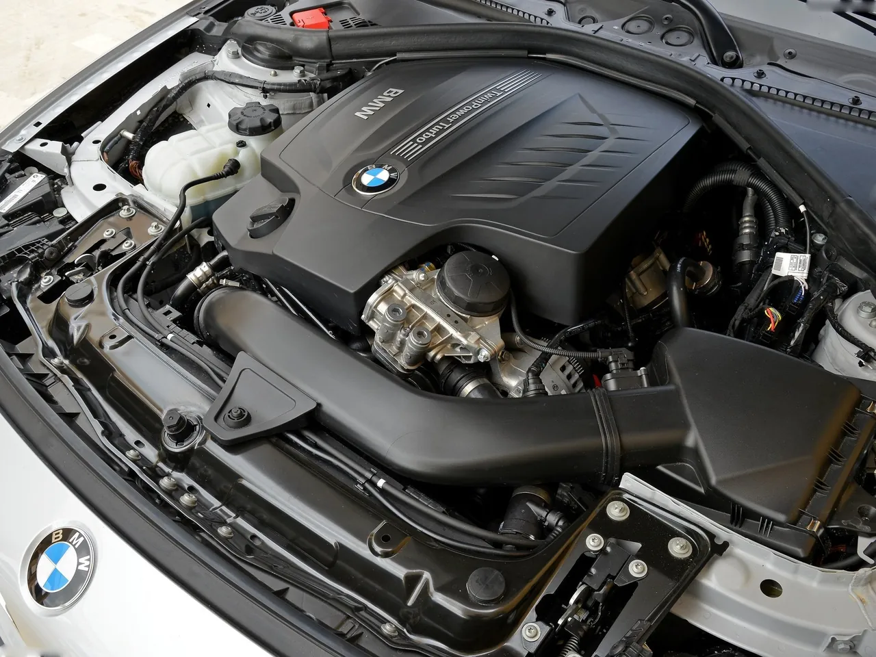 BMW 3-Series Gran Turismo (2014) – motorový prostor
