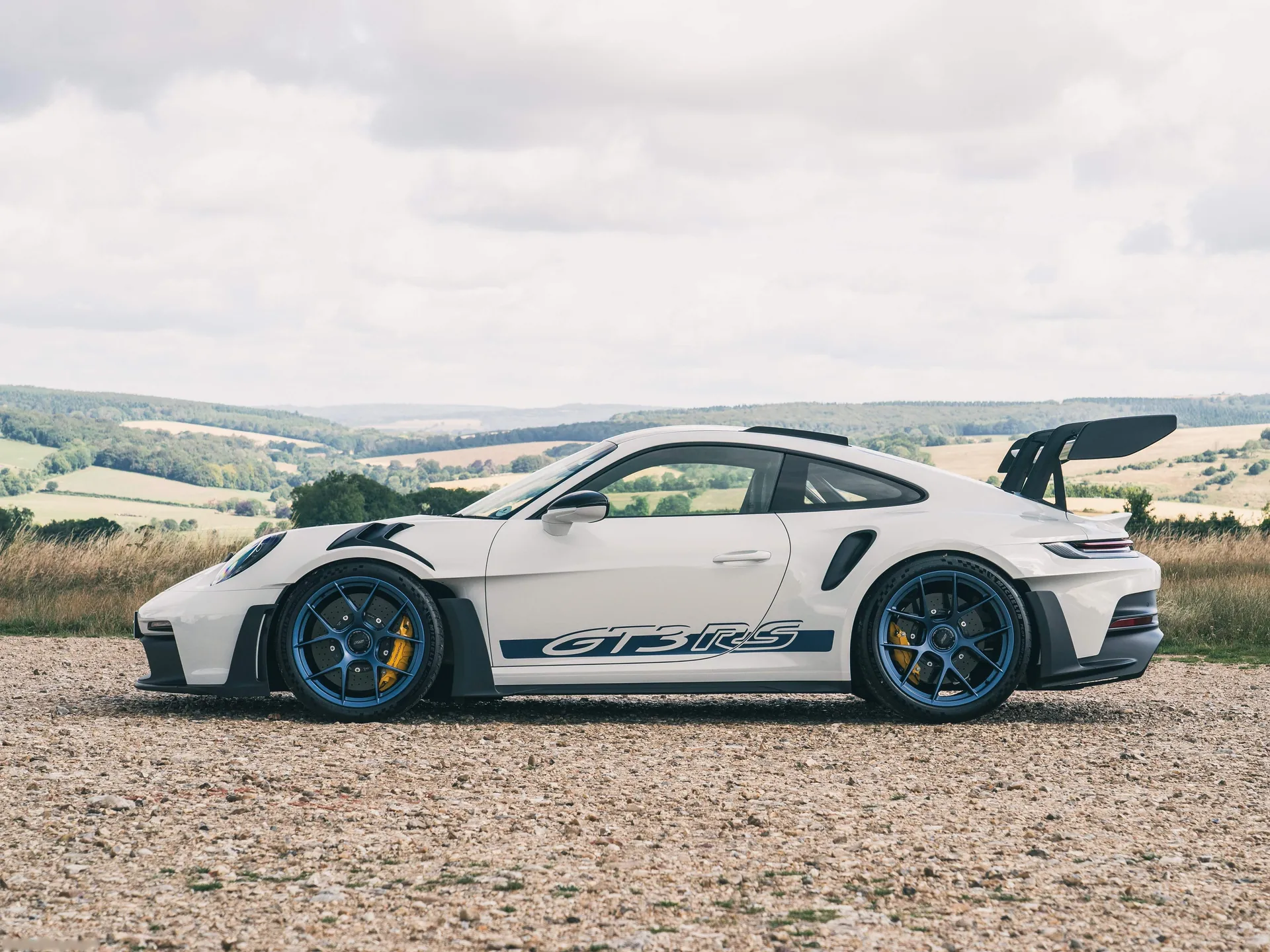 Porsche 911 GT3 RS [UK] (2023) – boční profil