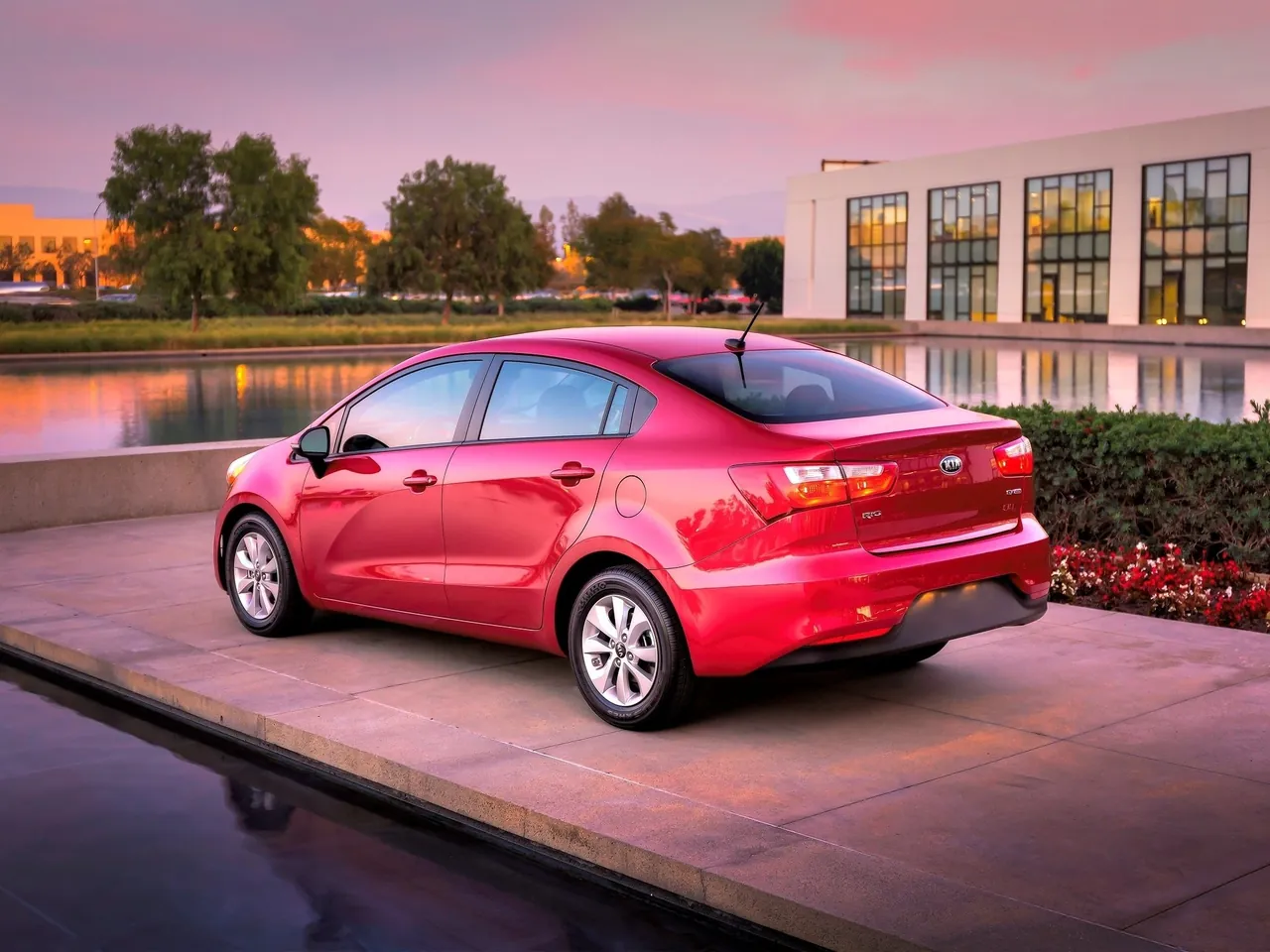 Kia Rio Sedan (2016) – zadní tříčtvrteční pohled