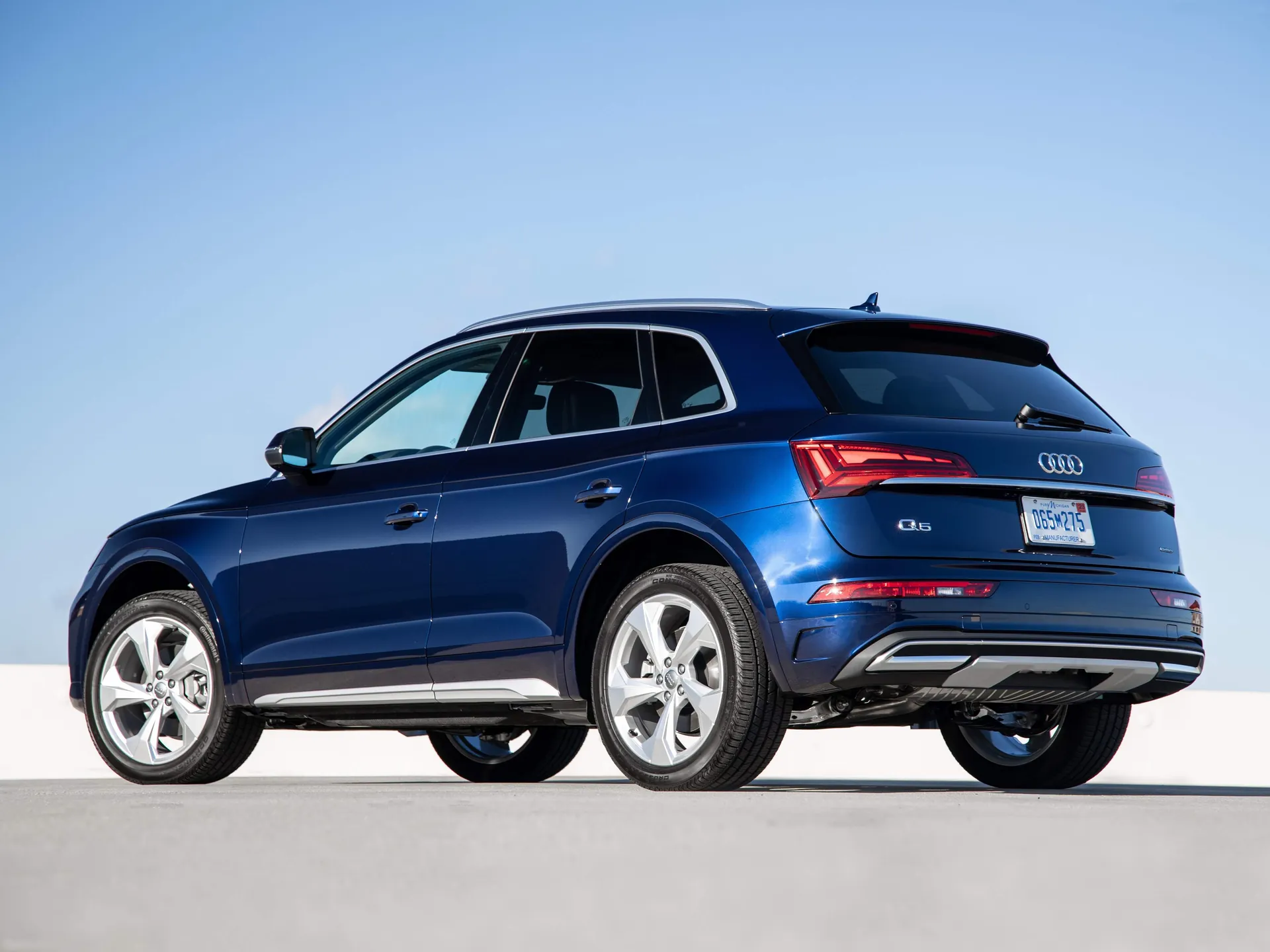 Audi Q5 [US] (2021) – zadní tříčtvrteční pohled