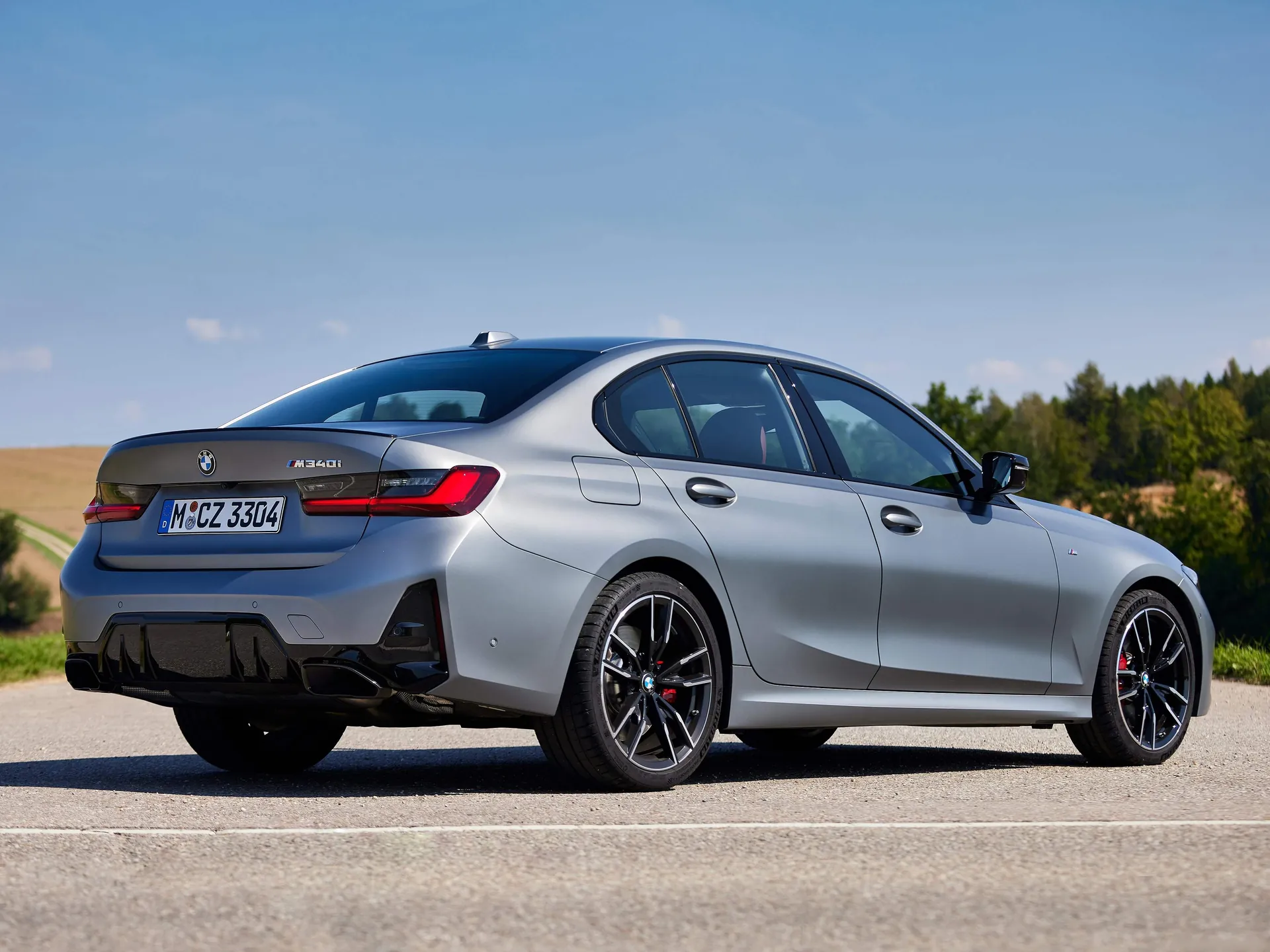 BMW M340i xDrive (2023) – zadní tříčtvrteční pohled