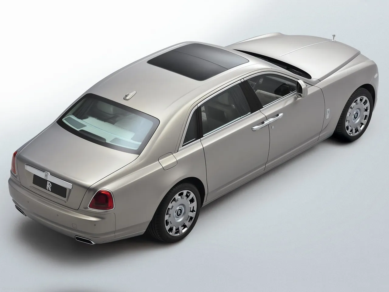 Rolls-Royce Ghost Extended Wheelbase (2012) – zadní tříčtvrteční pohled