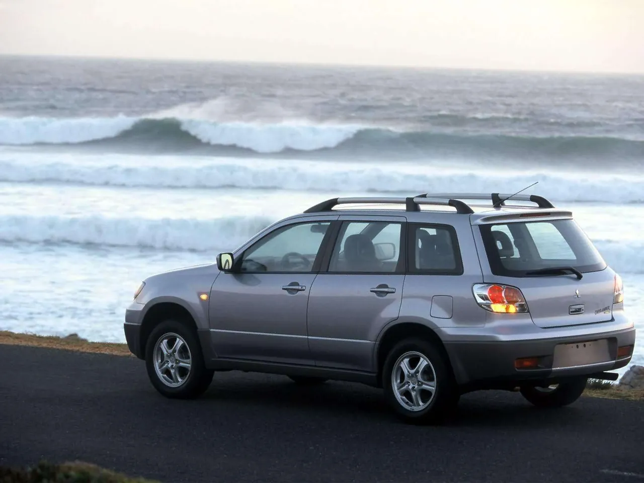 Mitsubishi Outlander [EU] (2003) – zadní tříčtvrteční pohled