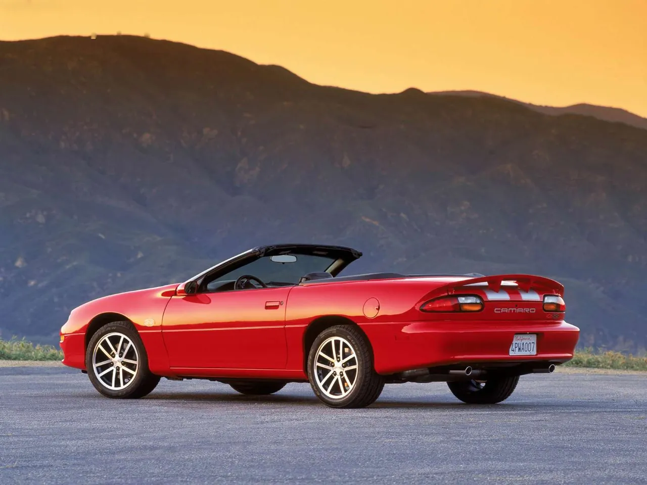 Chevrolet Camaro (2002) – zadní tříčtvrteční pohled