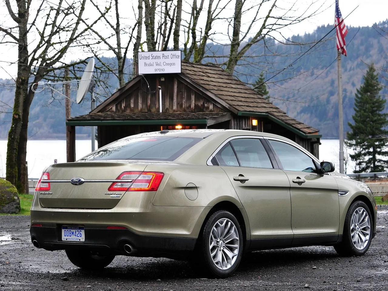 Ford Taurus (2013) – zadní tříčtvrteční pohled