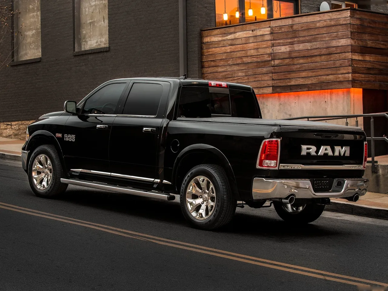 Ram 1500 Laramie Limited (2015) – zadní tříčtvrteční pohled