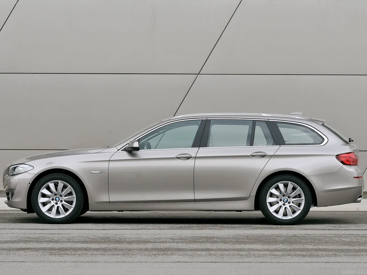BMW 5-Series Touring (2011) - Side Profile