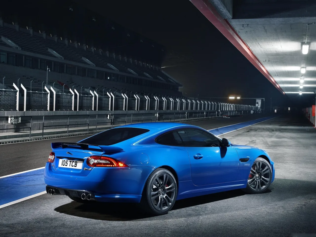 Jaguar XKR-S (2012) – zadní tříčtvrteční pohled