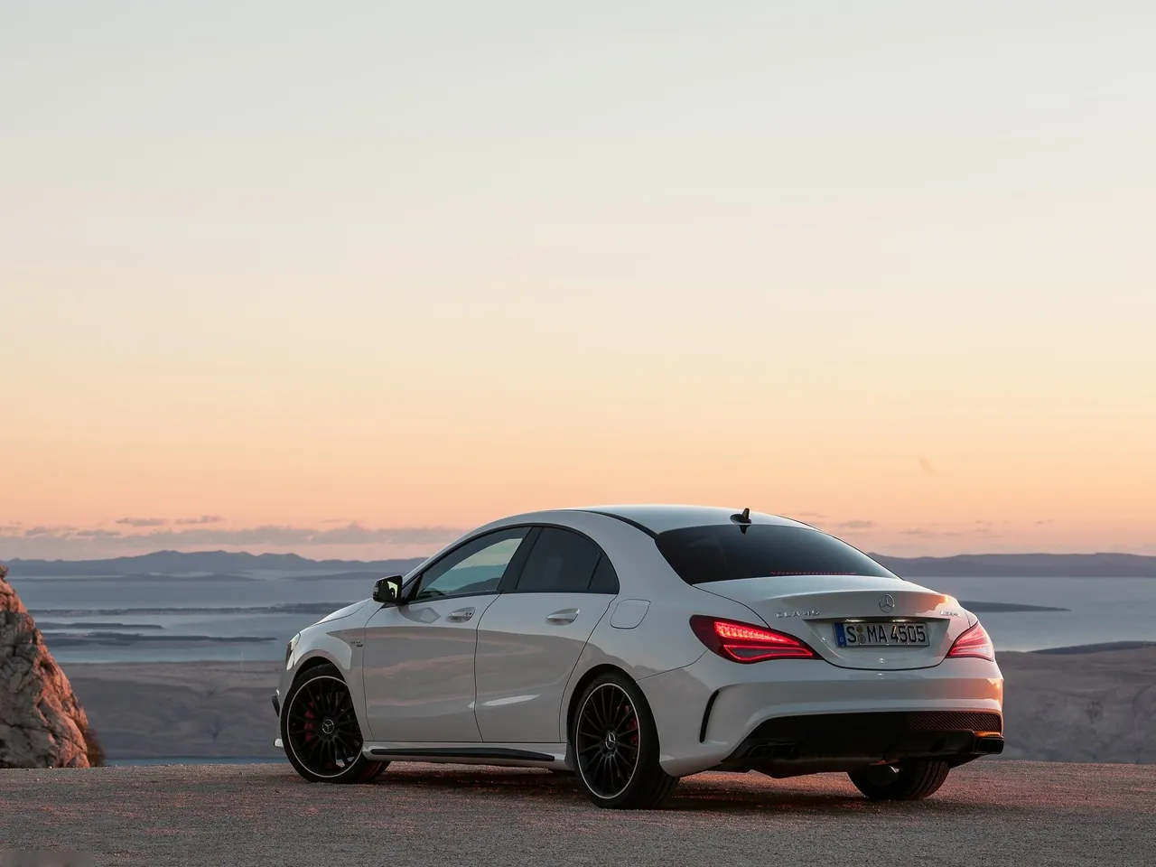 Mercedes-Benz CLA45 AMG (2014) – zadní tříčtvrteční pohled