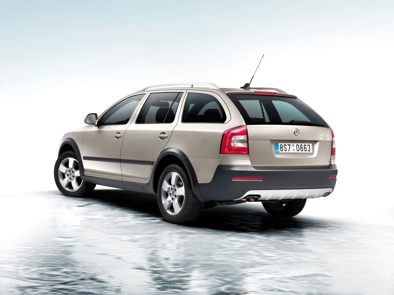 Skoda Octavia Scout (2010) – zadní tříčtvrteční pohled