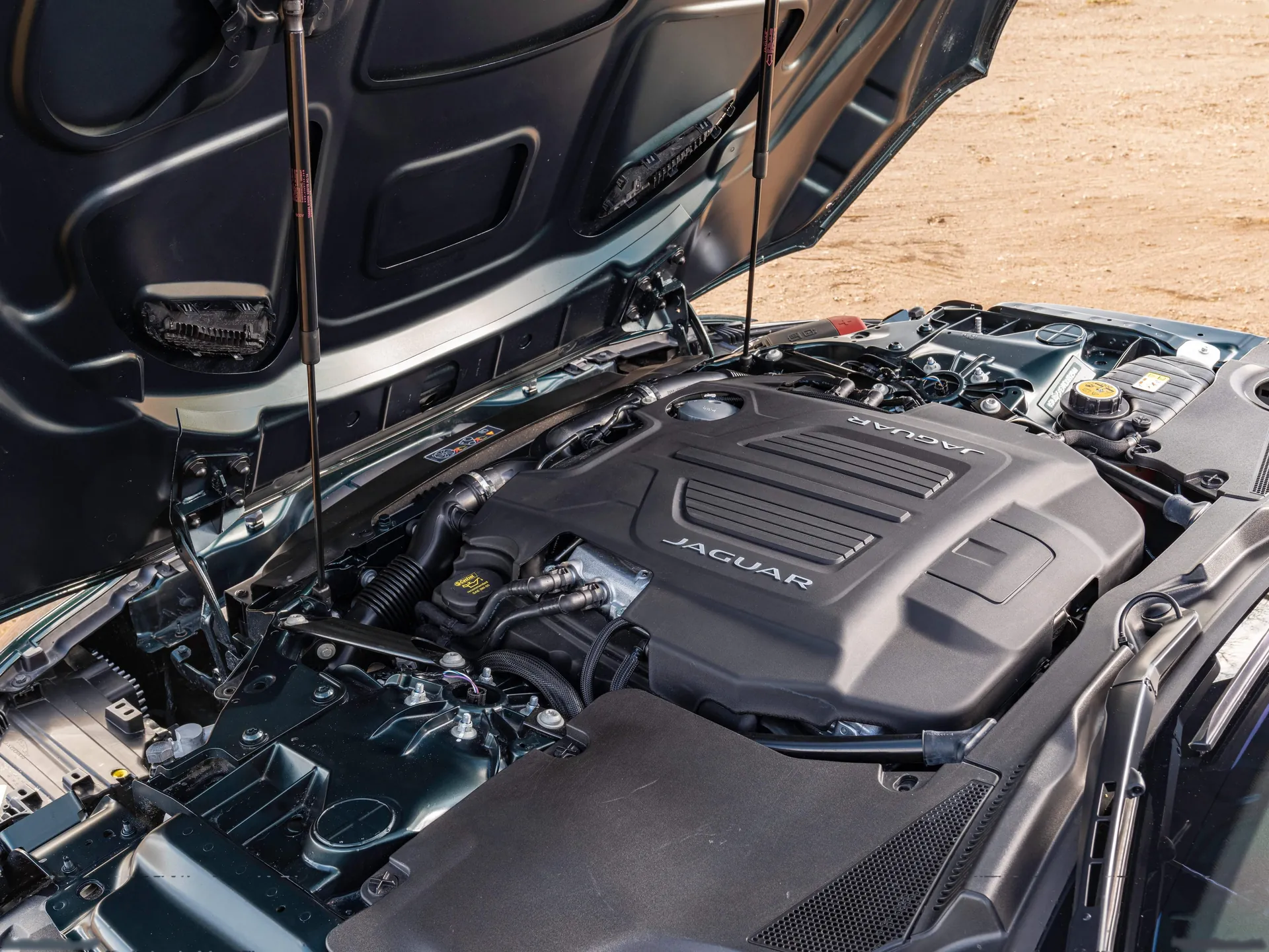Jaguar F-Type Convertible (2021) – motorový prostor