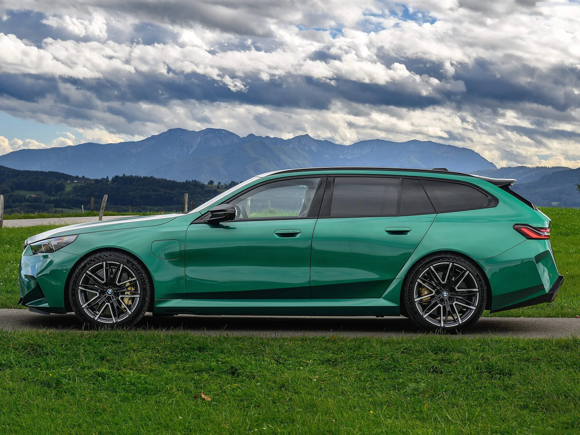 BMW M5 Touring Isle of Man Green (2025) – boční profil
