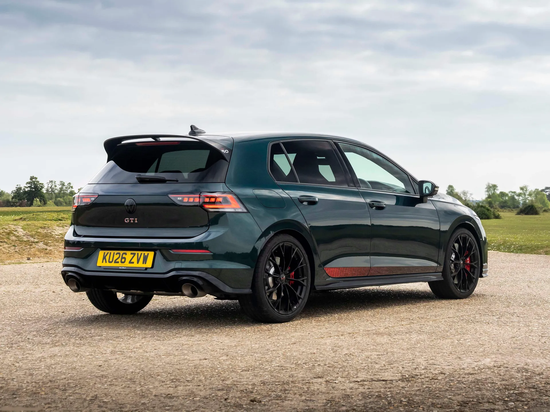 Volkswagen Golf GTI Edition 50 [UK] (2026) – zadní tříčtvrteční pohled