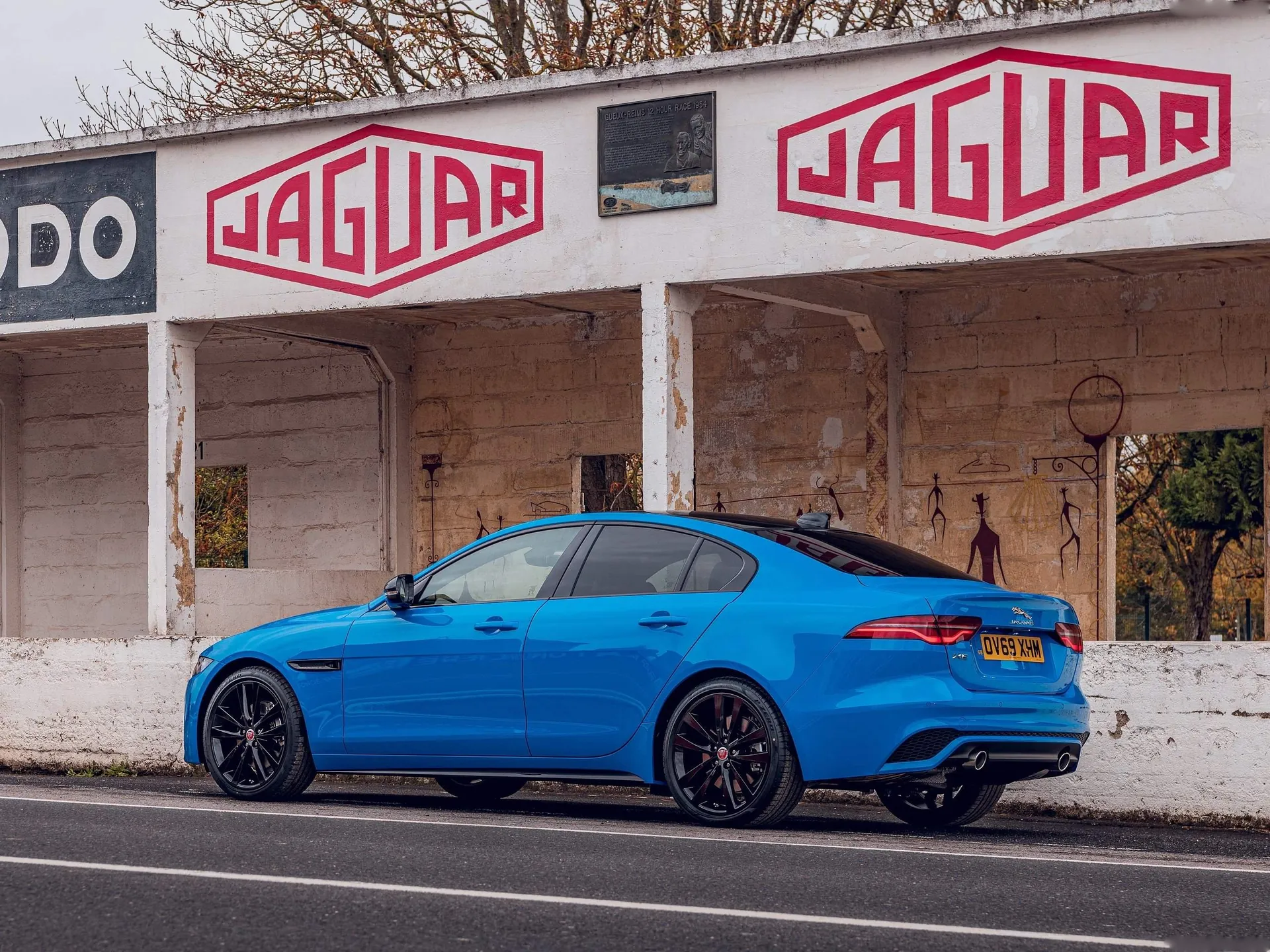 Jaguar XE Reims Edition (2020) – zadní tříčtvrteční pohled