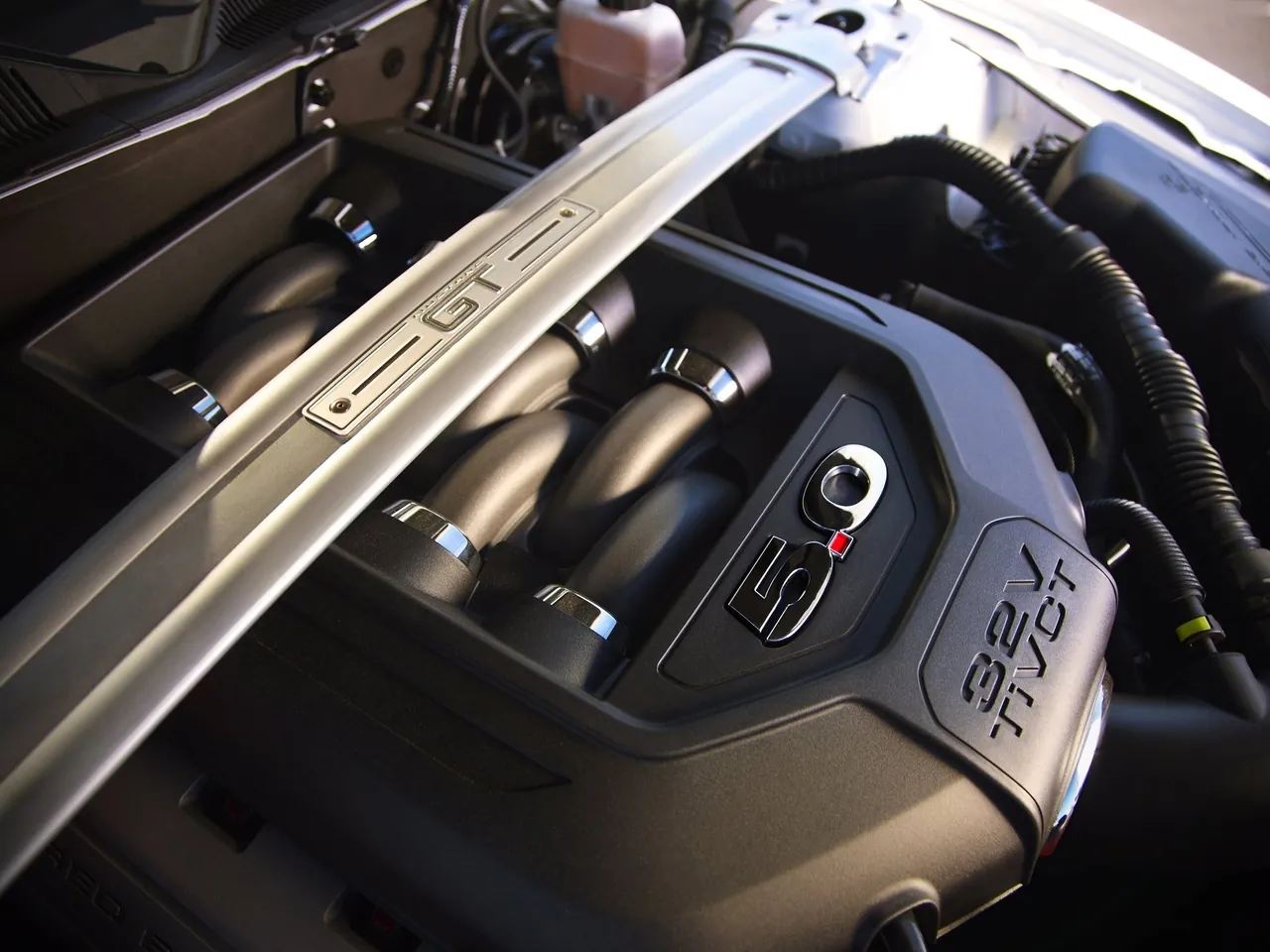 Ford Mustang GT (2013) – motorový prostor