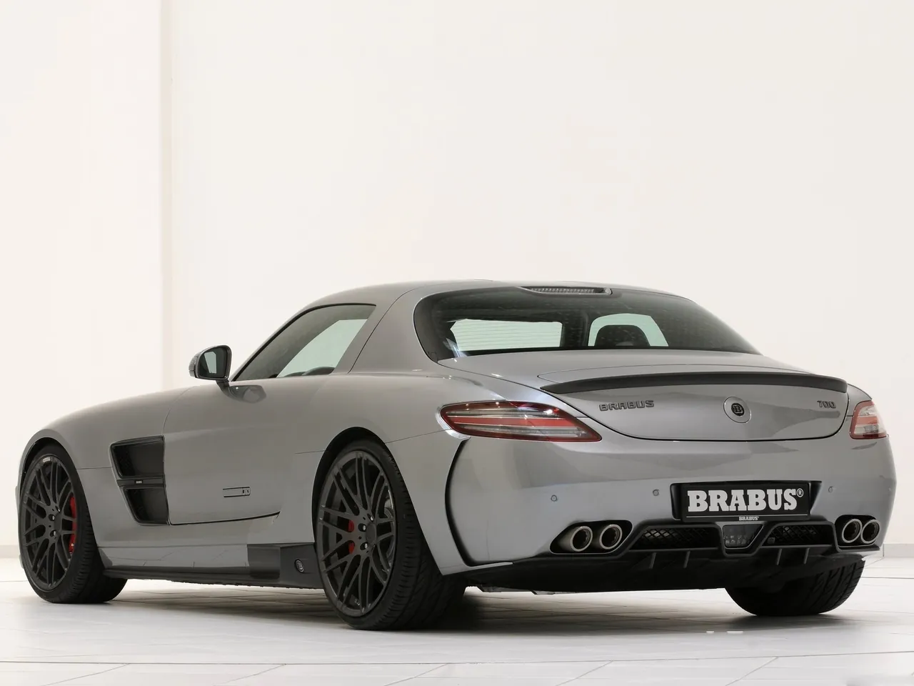 Brabus 700 Biturbo (2011) – zadní tříčtvrteční pohled