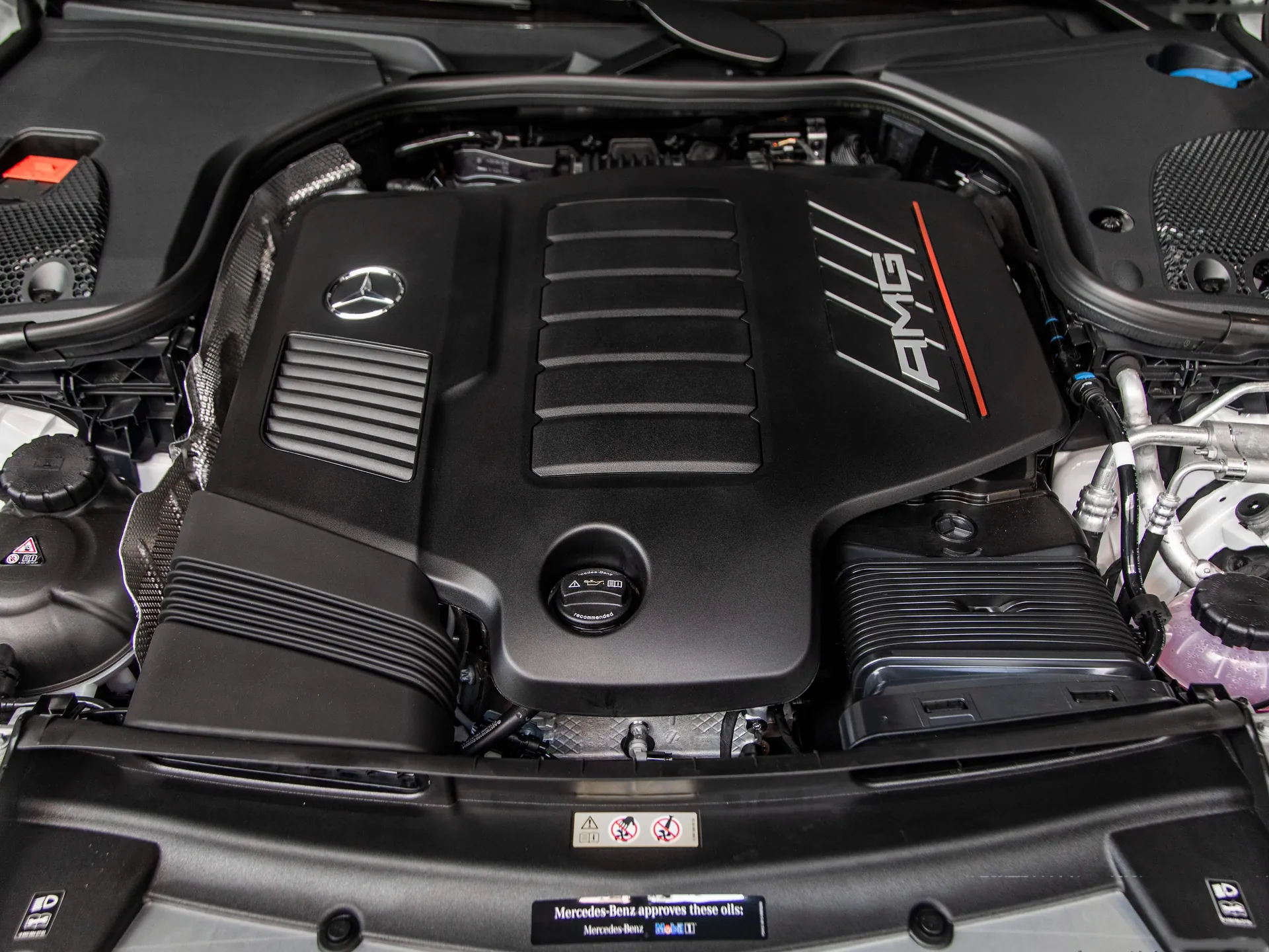Mercedes-Benz E53 AMG (2019) – motorový prostor