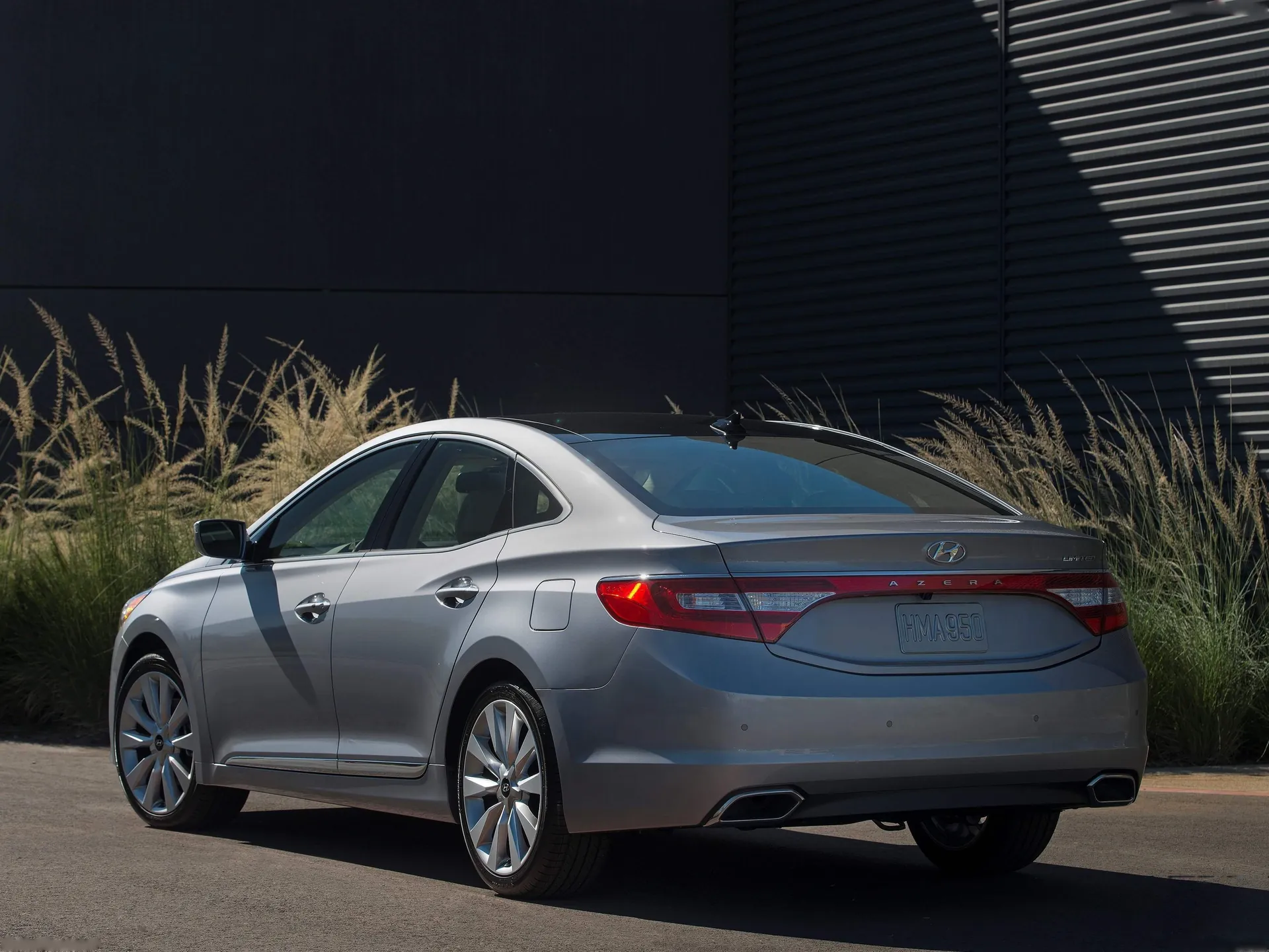 Hyundai Azera (2015) – zadní tříčtvrteční pohled