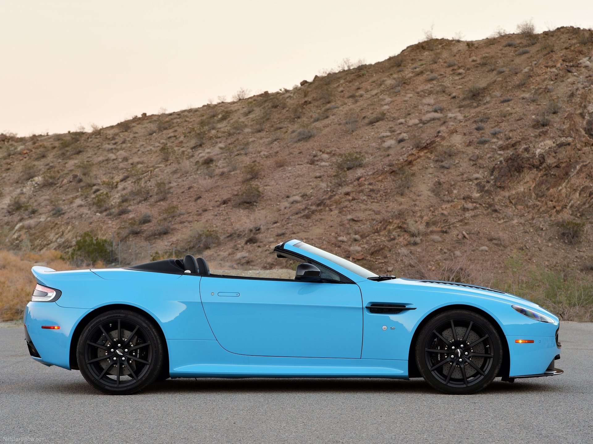 Aston Martin V12 Vantage S Roadster (2015) – boční profil