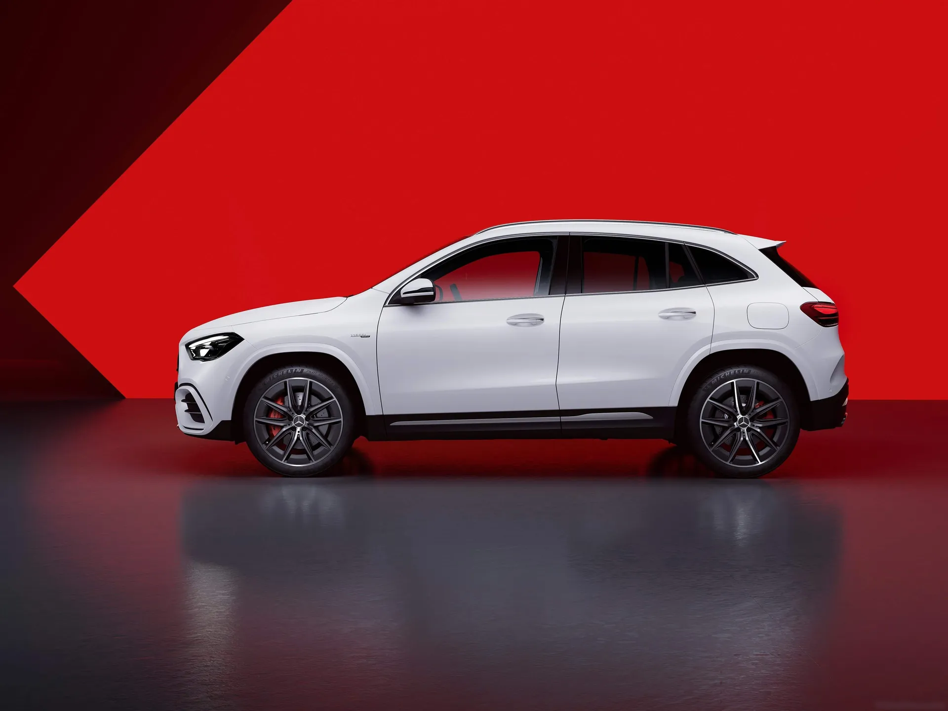 Mercedes-Benz GLA35 AMG (2024) – boční profil