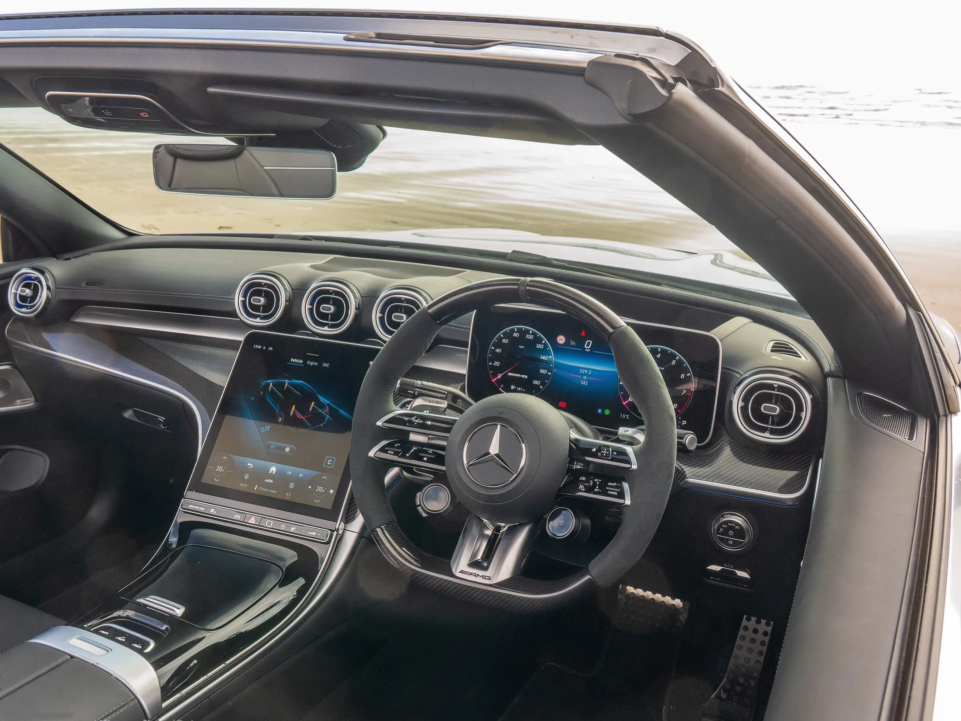 Mercedes-Benz CLE53 AMG Cabriolet [UK] (2025) – interiér