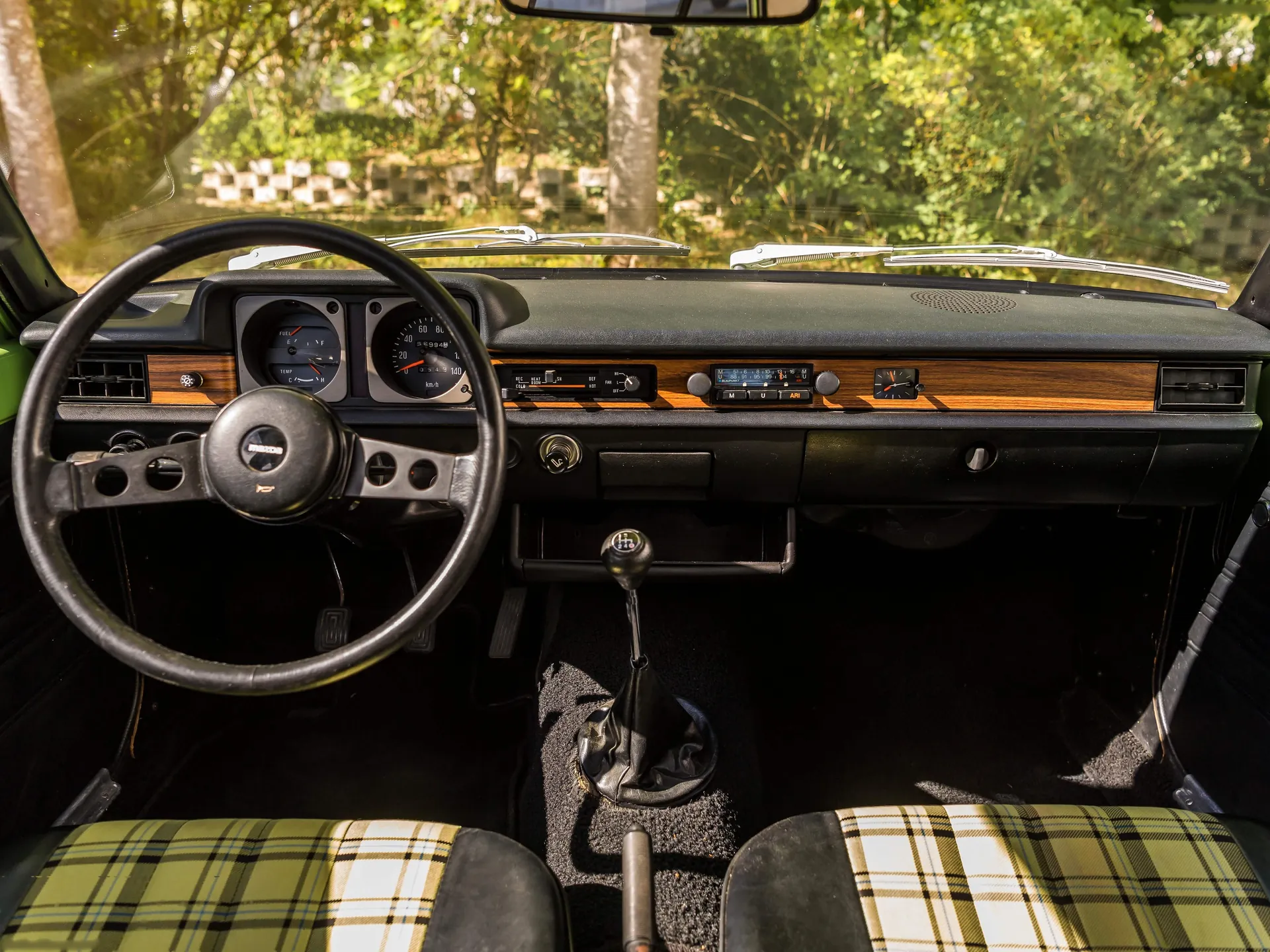 Mazda 323 (1979) – interiér