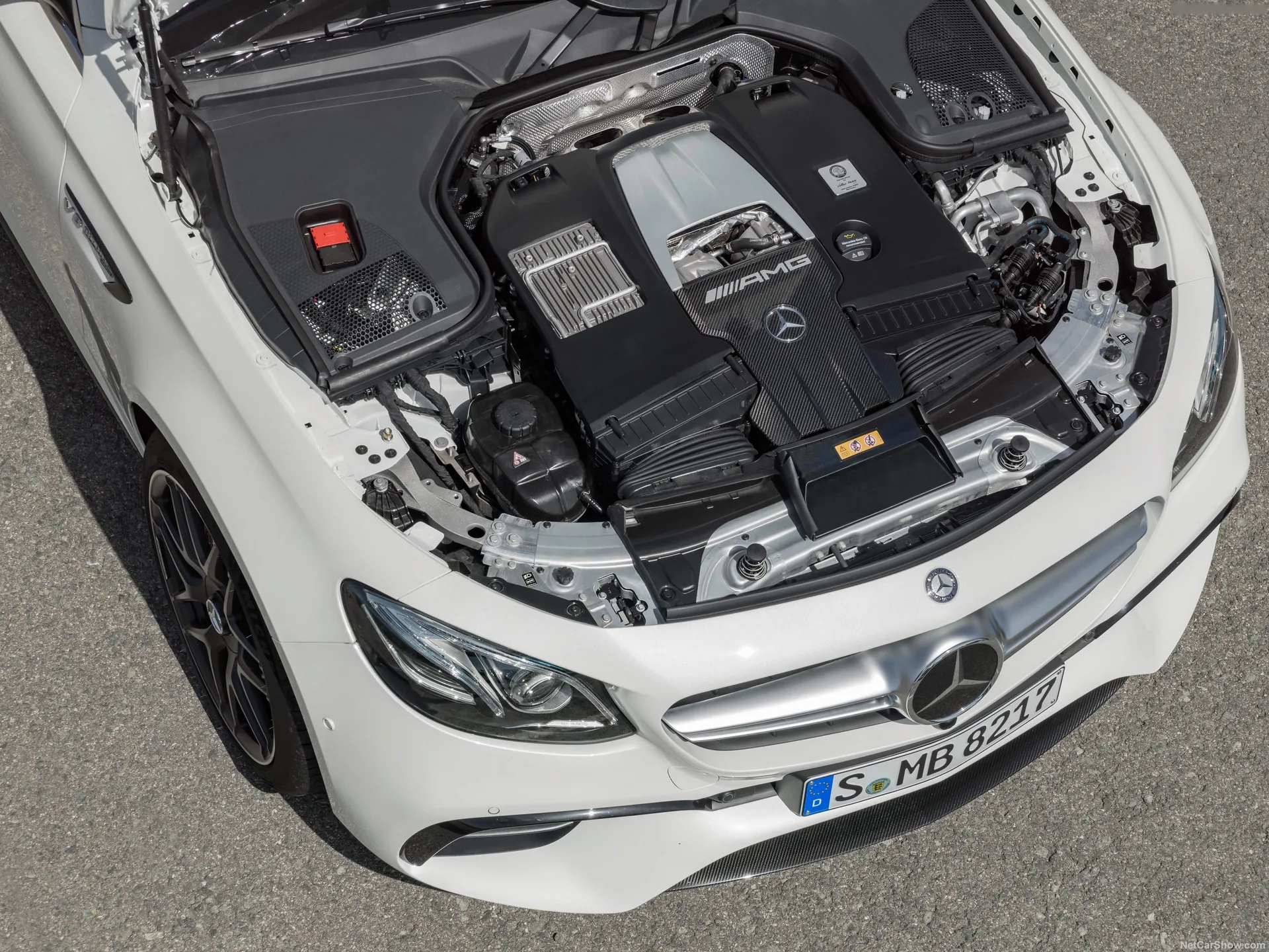 Mercedes-Benz E63 S AMG Estate (2018) – motorový prostor