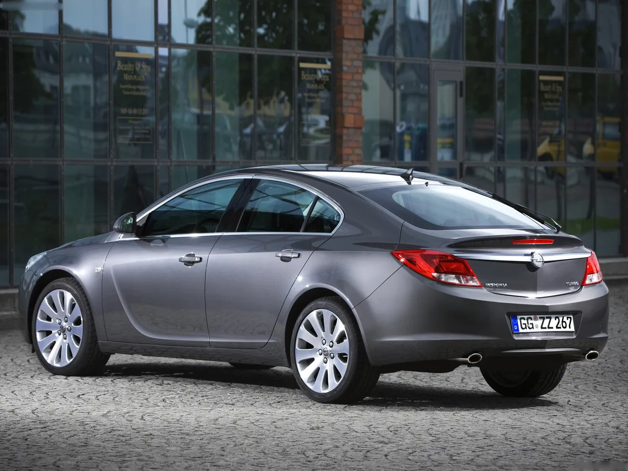 Opel Insignia Hatchback (2009) – zadní tříčtvrteční pohled