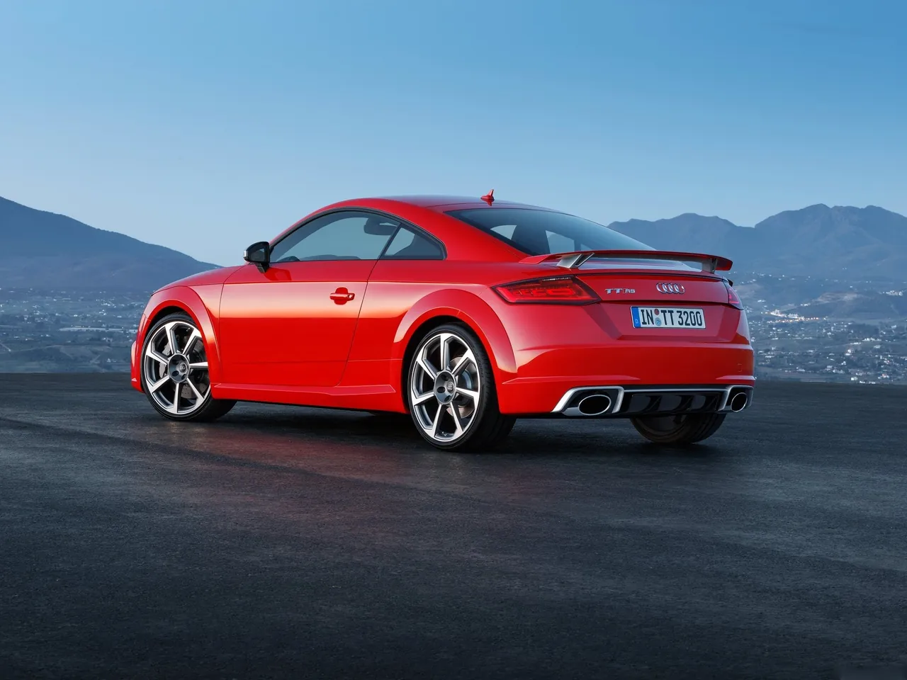 Audi TT RS Coupe (2017) – zadní tříčtvrteční pohled