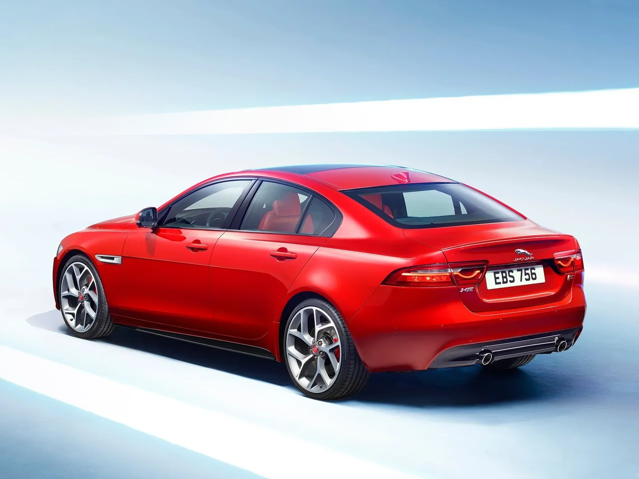Jaguar XE S (2016) – zadní tříčtvrteční pohled