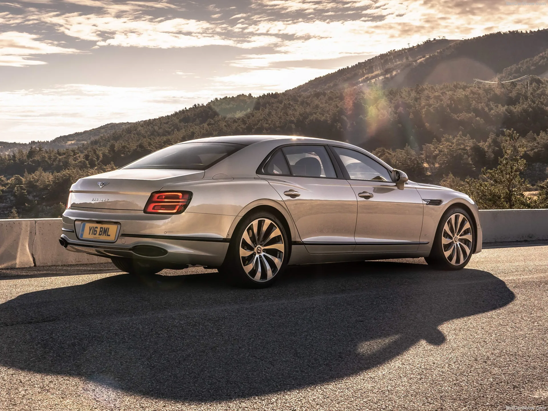Bentley Flying Spur (2020) – zadní tříčtvrteční pohled