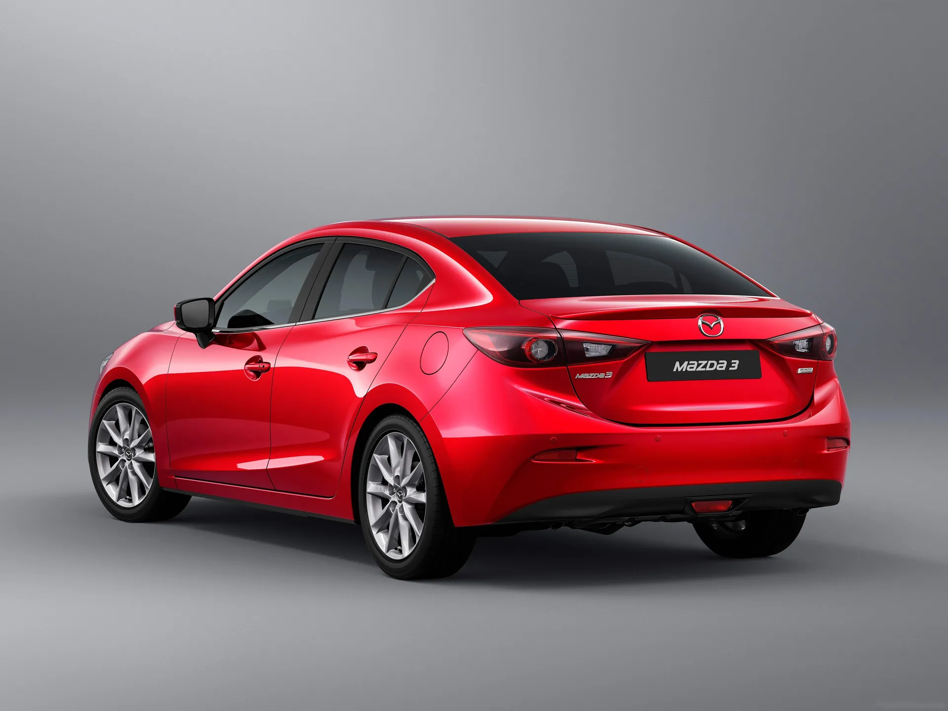 Mazda 3 Sedan (2017) – zadní tříčtvrteční pohled