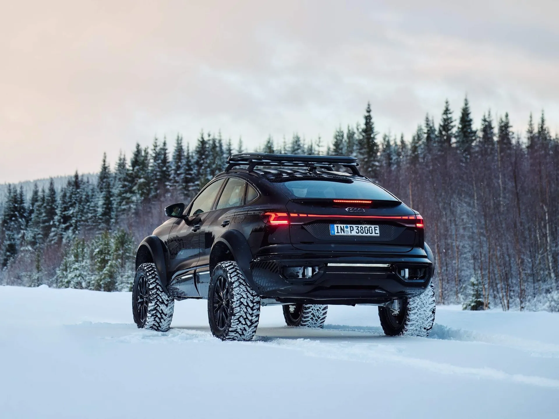 Audi Q6 e-tron offroad Concept (2025) – zadní tříčtvrteční pohled