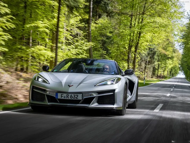 Chevrolet Corvette E-Ray Convertible [EU] (2026)