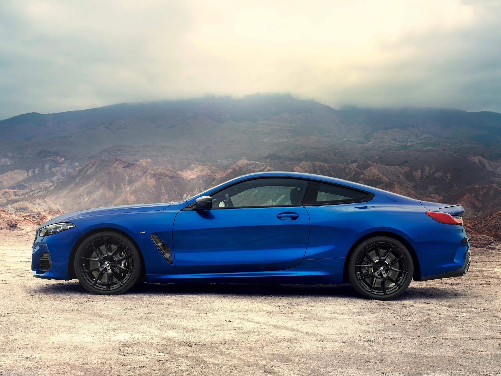 BMW 8-Series Coupe (2023) – boční profil