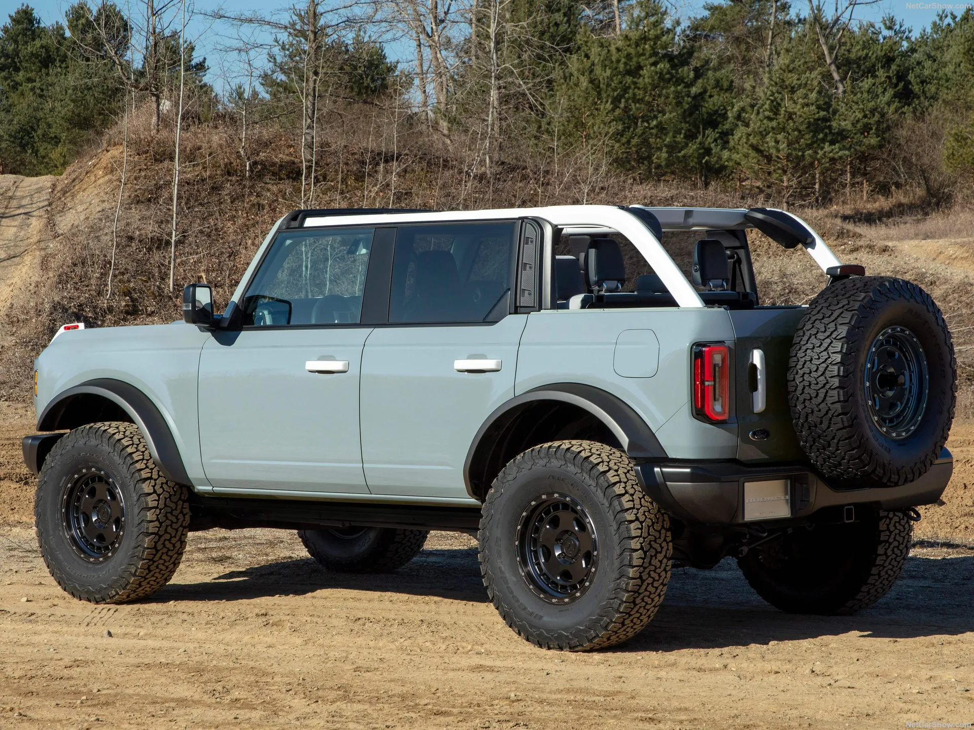 Ford Bronco 4-door (2021) - Rear Three-Quarter