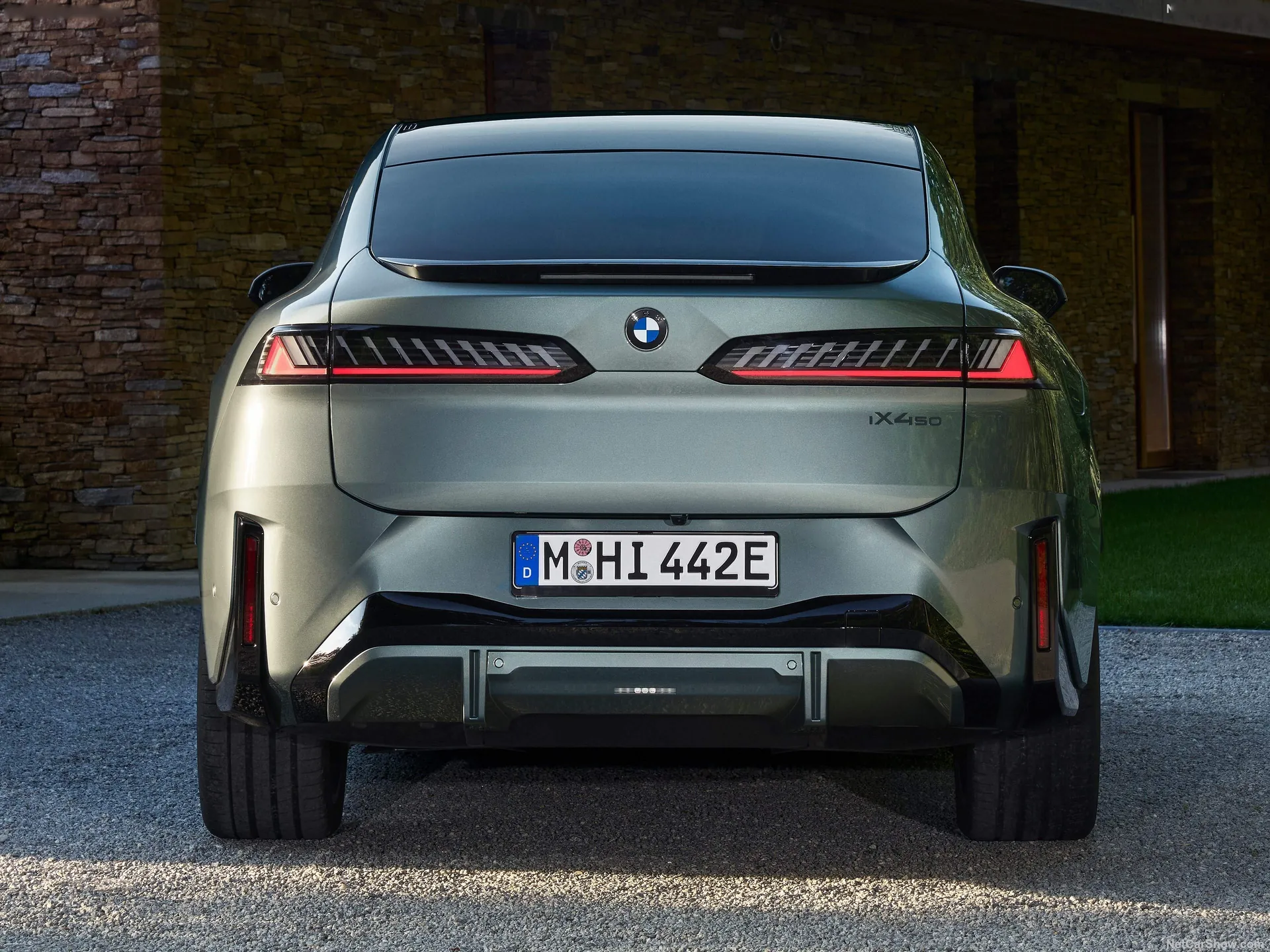 BMW iX4 (2027) – zezadu