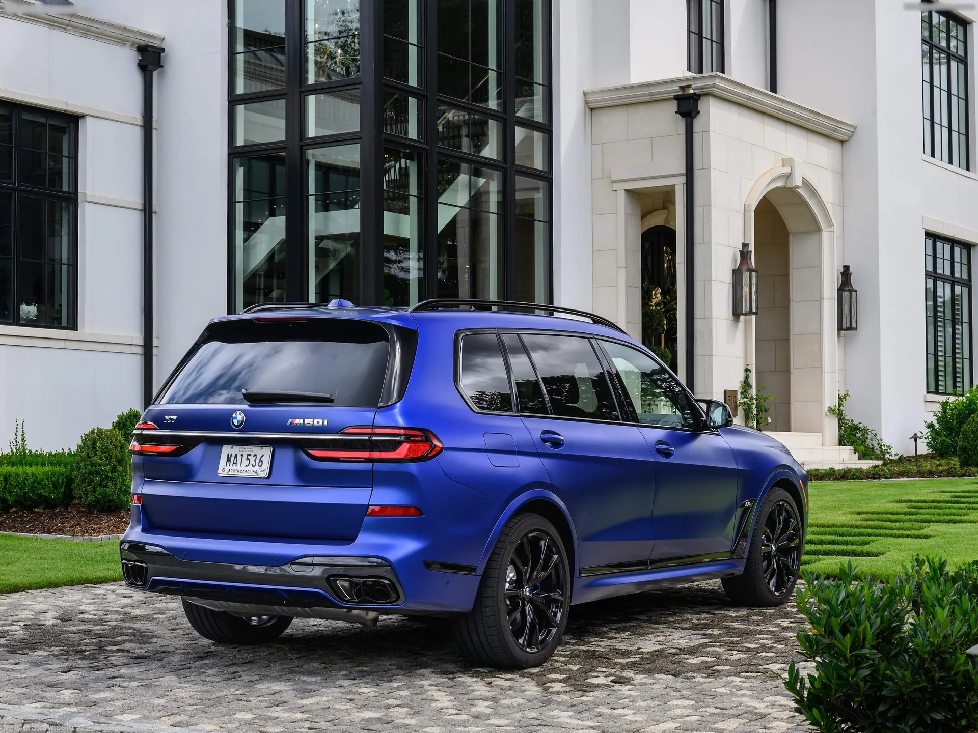 BMW X7 M60i (2023) – zadní tříčtvrteční pohled