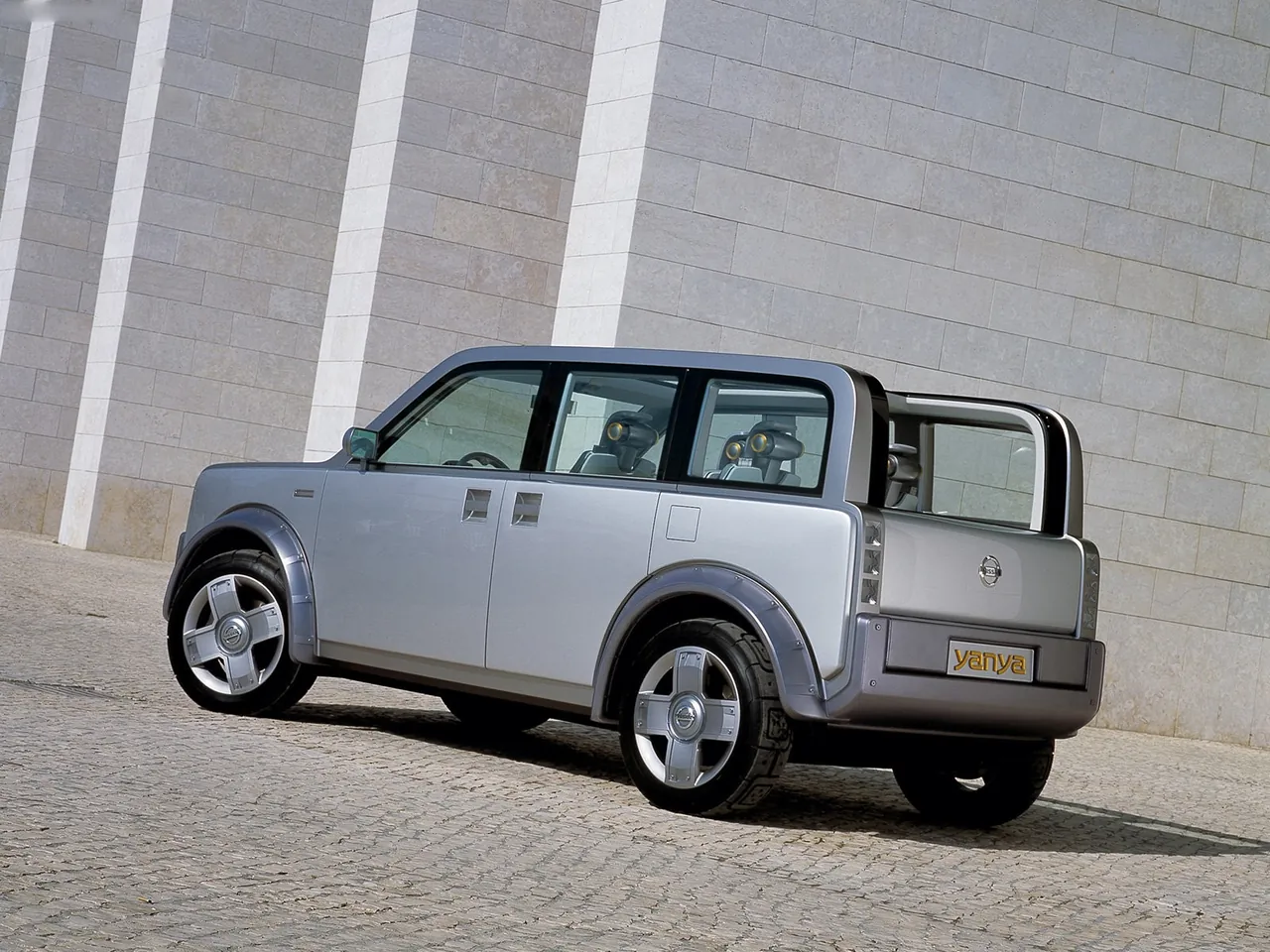 Nissan Yanya Concept (2002) - Rear Three-Quarter